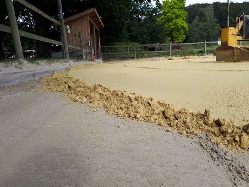Detailaufnahme vom Sandaufbau bei der Reitplatzkonstruktion
