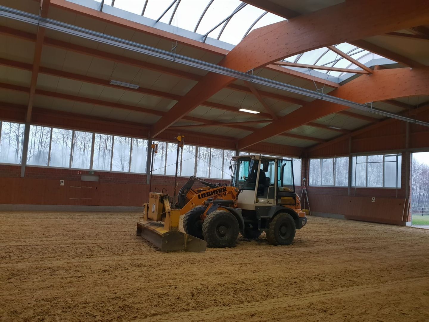 Glatt gezogener Reitboden in einer neu erbauten Reithalle