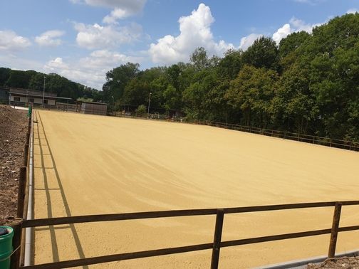 reitplatz-mit-holzeinzaeunung-bordsteineinfassung-u-beregnung-4-40x60